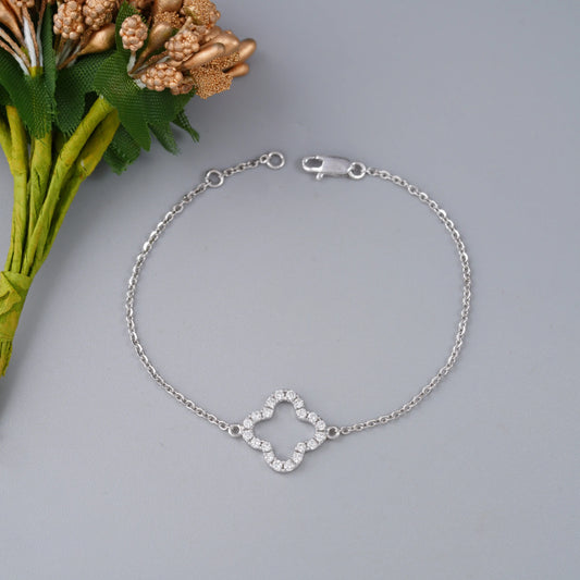 14K Gold Diamond Clover Bracelet with Lab Grown Round Brilliant Diamonds in Prong Setting